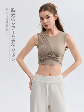 蝶結び風デザインが特徴のパッド付きクロップド丈タンクトップ