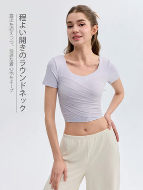 クロスメッシュデザインが特徴の、パッド付き半袖ピラティストップス