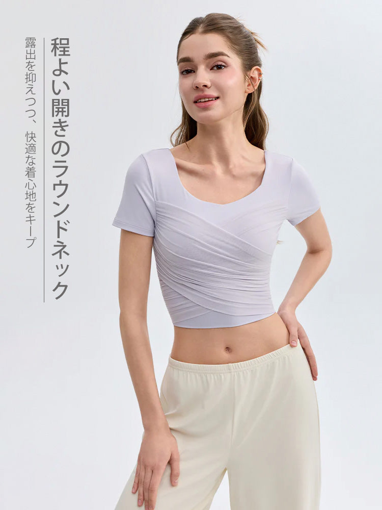 クロスメッシュデザインが特徴の、パッド付き半袖ピラティストップス
