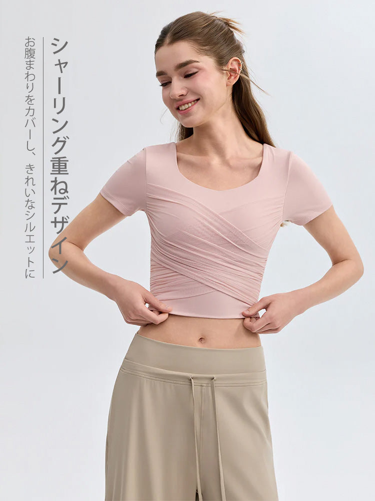 クロスメッシュデザインが特徴の、パッド付き半袖ピラティストップス
