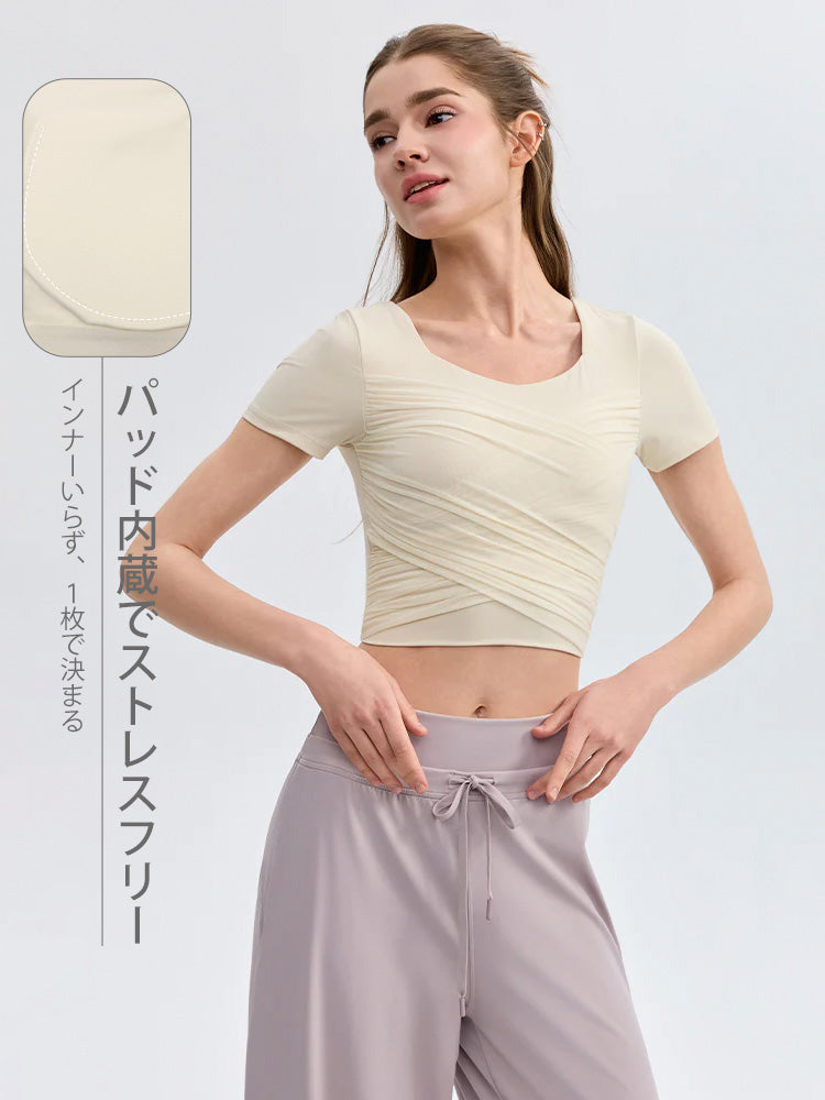 クロスメッシュデザインが特徴の、パッド付き半袖ピラティストップス